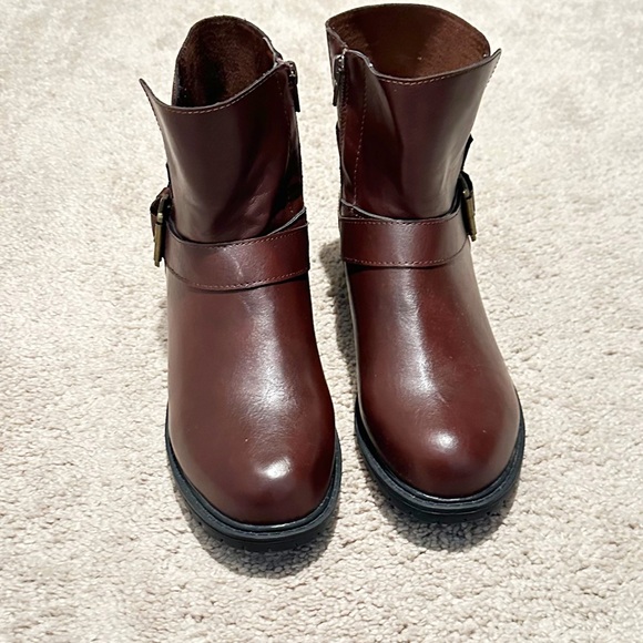 Elegant Brown Ankle Boots - Picture 1 of 2